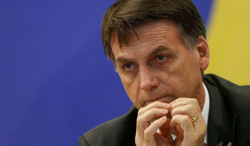 Na defensiva, Bolsonaro afunda no espetáculo que ajudou a criar (Foto: REUTERS/Adriano Machado) Na defensiva, Bolsonaro afunda no espetáculo que ajudou a criar