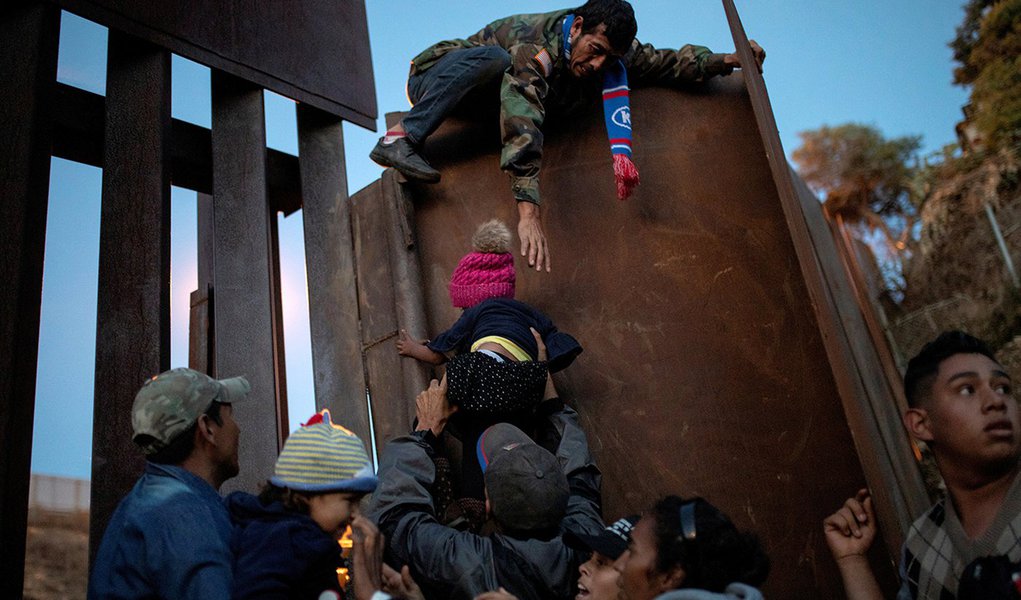 Migrantes pedem US$ 50 mil por pessoa para desistirem de entrar nos EUA (Foto: REUTERS/Alkis Konstantinidis) Migrantes pedem US$ 50 mil por pessoa para desistirem de entrar nos EUA