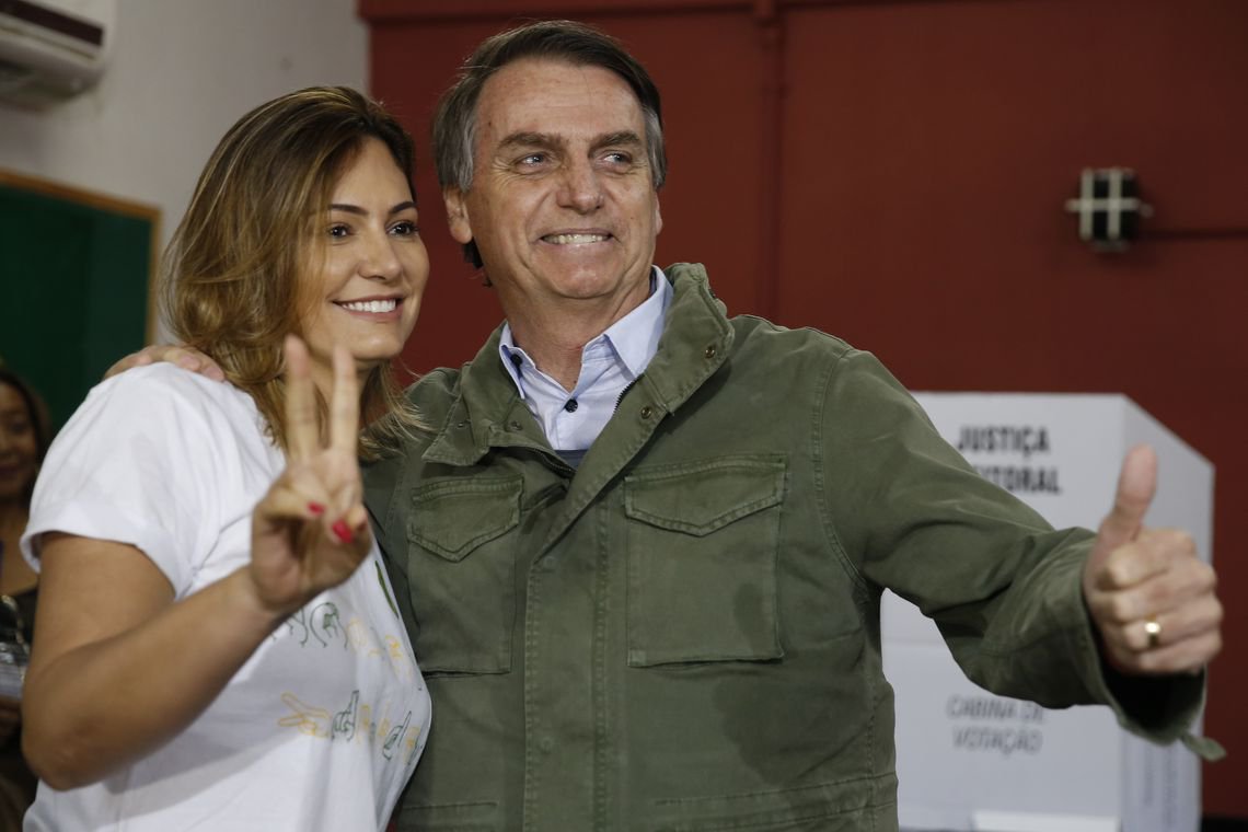 Bolsonaro se enrola cada vez mais e diz que não registrou empréstimo no IR Bolsonaro se enrola cada vez mais e diz que não registrou empréstimo no IR