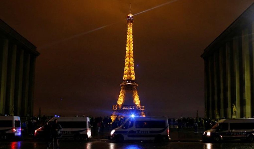 França fechará Torre Eiffel e Louvre com medo de novos protestos França fechará Torre Eiffel e Louvre com medo de novos protestos