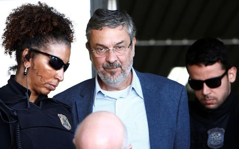 Após delatar Lula e Dilma, Palocci põe tornozeleira e vai para casa (Foto: REUTERS/Rodolfo Buhrer) Após delatar Lula e Dilma, Palocci põe tornozeleira e vai para casa