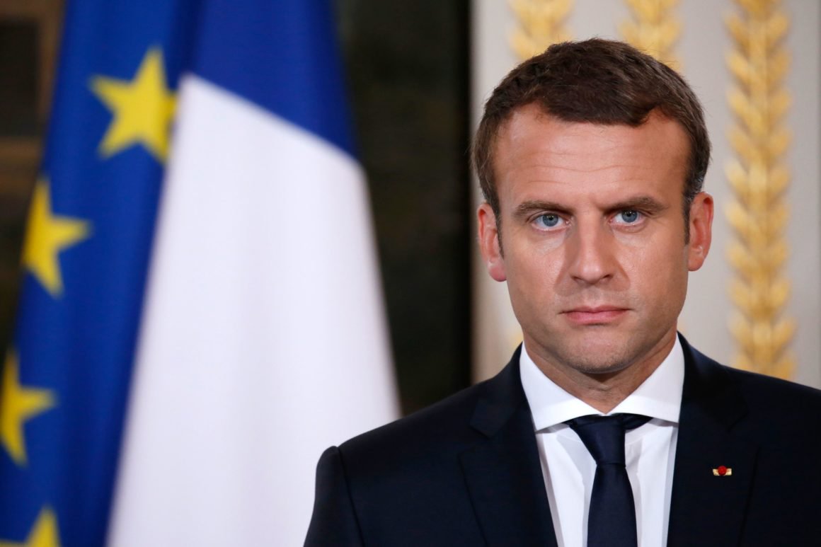 Macron desiste de imposto sobre combustíveis mas protestos continuam na França (Foto: GONZALO FUENTES) Macron desiste de imposto sobre combustíveis mas protestos continuam na França