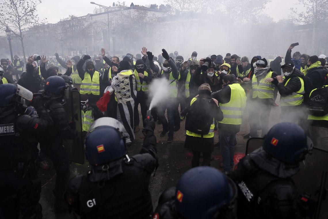 França suspende aumentos de combustíveis para conter revolta dos coletes amarelos França suspende aumentos de combustíveis para conter revolta dos coletes amarelos