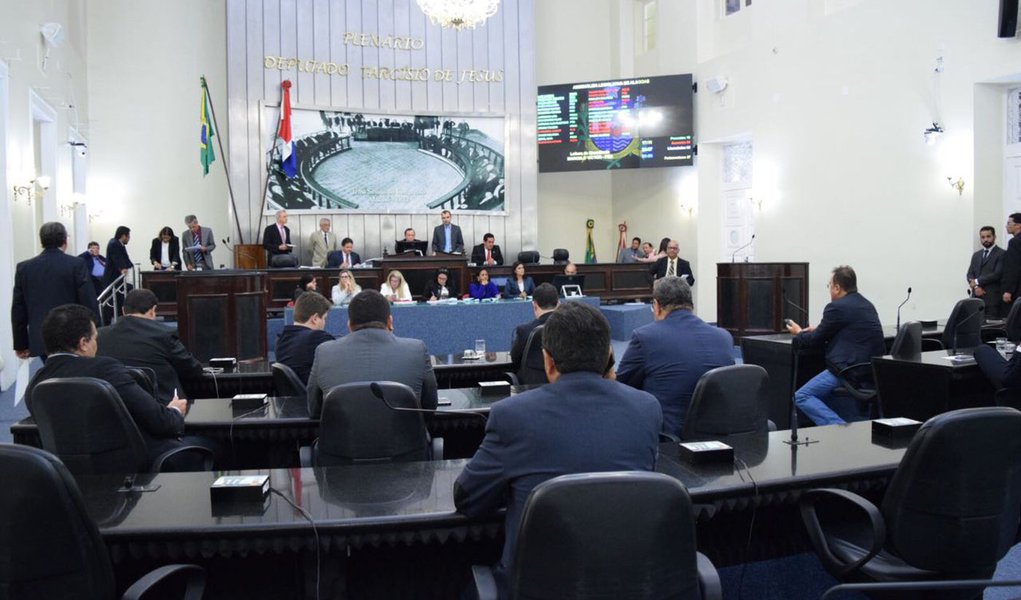 Governadores eleitos assumem sob ameaça de 'pautas-bomba' Governadores eleitos assumem sob ameaça de 'pautas-bomba'