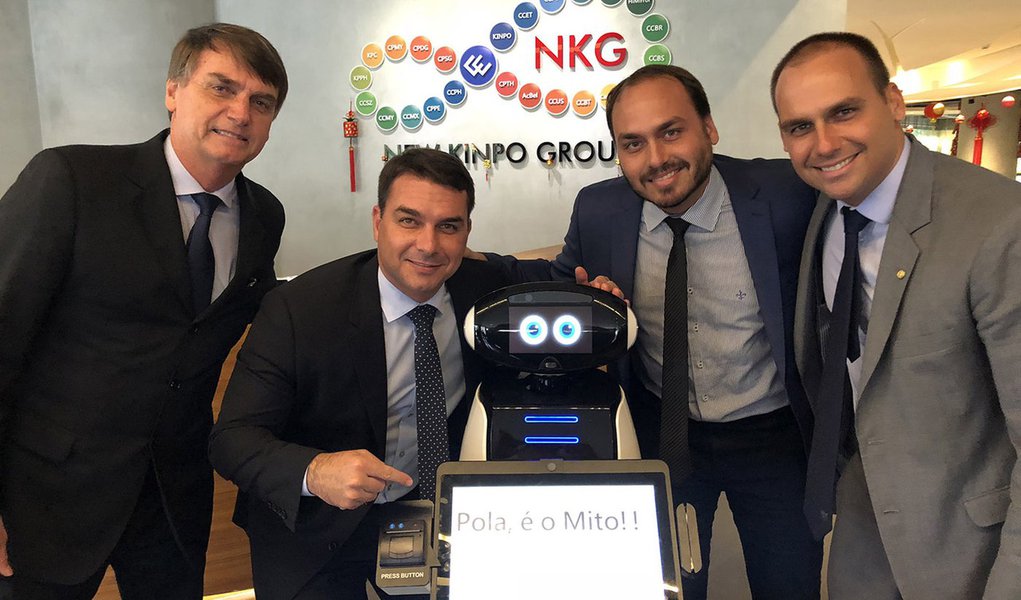 Filhos de Bolsonaro continuam propagando boatos (Foto: Reprodução/Rede Social) Filhos de Bolsonaro continuam propagando boatos
