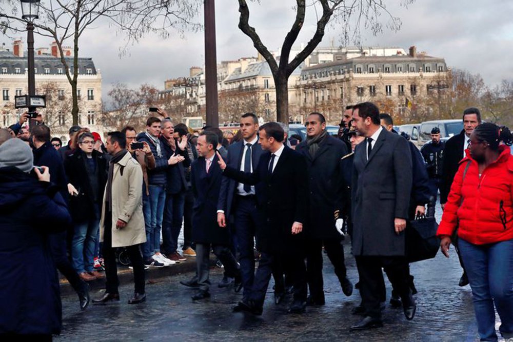 Macron visita Arco do Triunfo após tumulto e avalia estado de emergência (Foto: Reuters) Macron visita Arco do Triunfo após tumulto e avalia estado de emergência