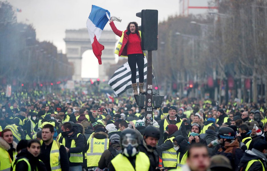 Macron defende diálogo após mais violenta onda de protestos em Paris desde 1968 Macron defende diálogo após mais violenta onda de protestos em Paris desde 1968