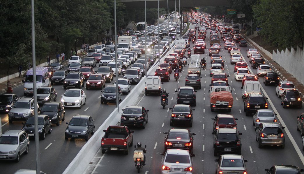 Trânsito mata mais de 1,3 milhão de pessoas todos os anos (Foto: Oswaldo Corneti/ Fotos Públicas) Trânsito mata mais de 1,3 milhão de pessoas todos os anos