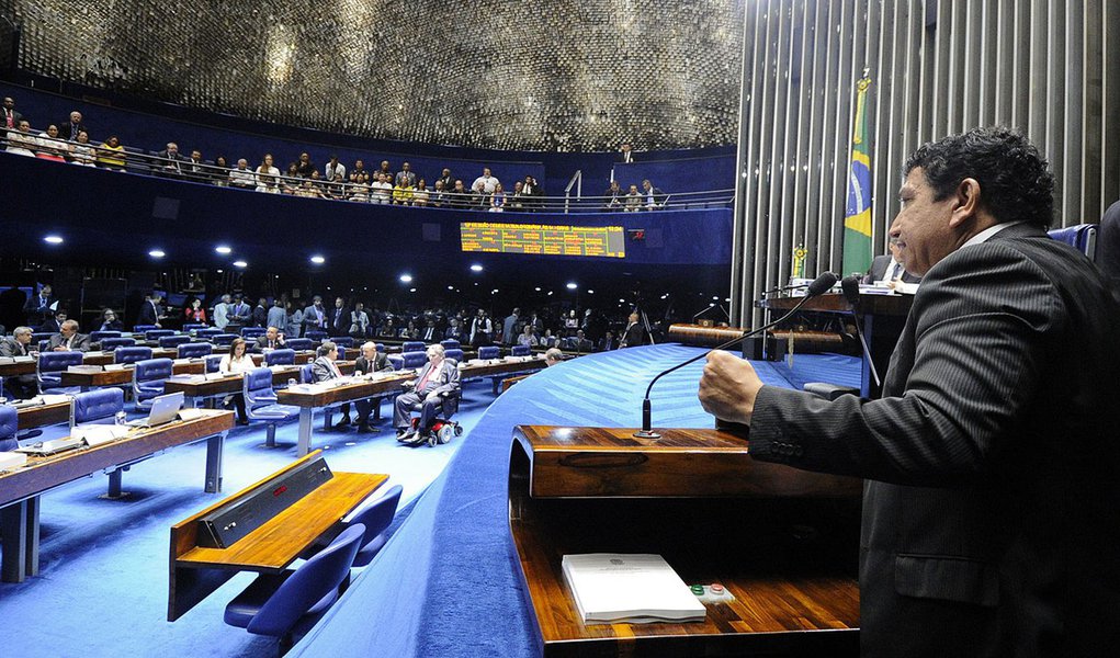 Bolsonaro rifa de vez Magno Malta (Foto: Pedro França) Bolsonaro rifa de vez Magno Malta