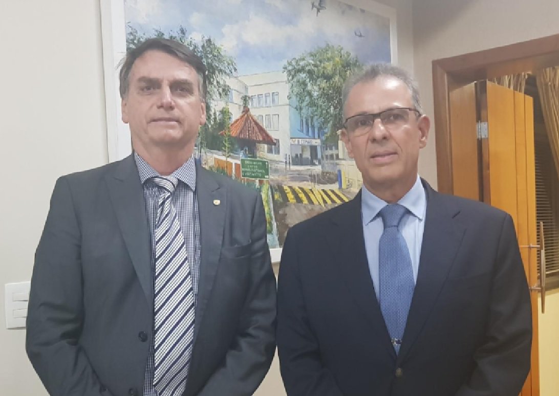 Mais um militar: Bolsonaro anuncia almirante para Minas e Energia Mais um militar: Bolsonaro anuncia almirante para Minas e Energia