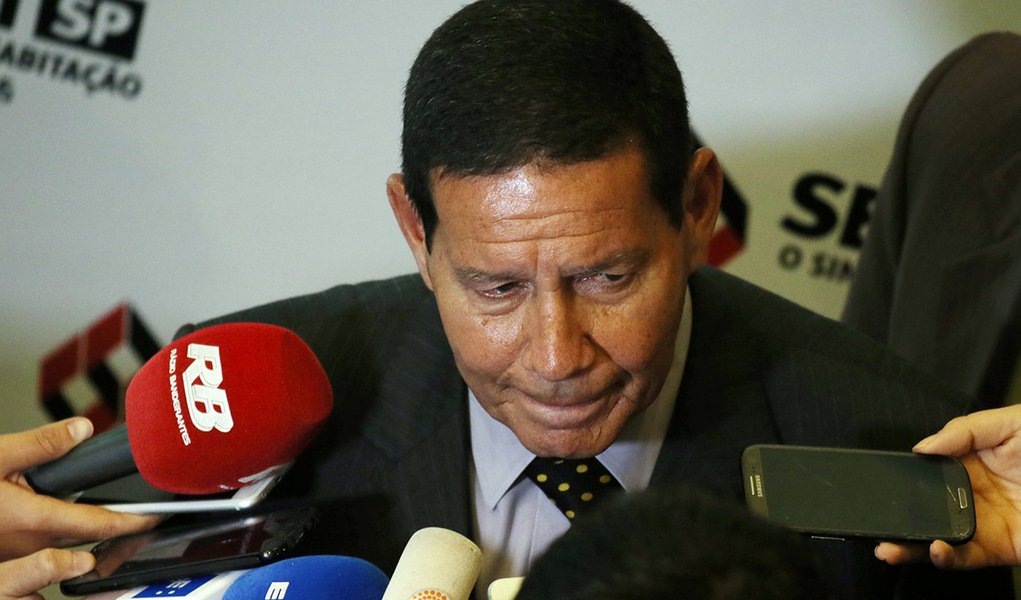 Mourão ignora Bolsonaro e volta a atacar 13º salário (Foto: REUTERS/Paulo Whitaker) www.brasil247.com - Mourão ignora Bolsonaro e volta a atacar 13º salário
