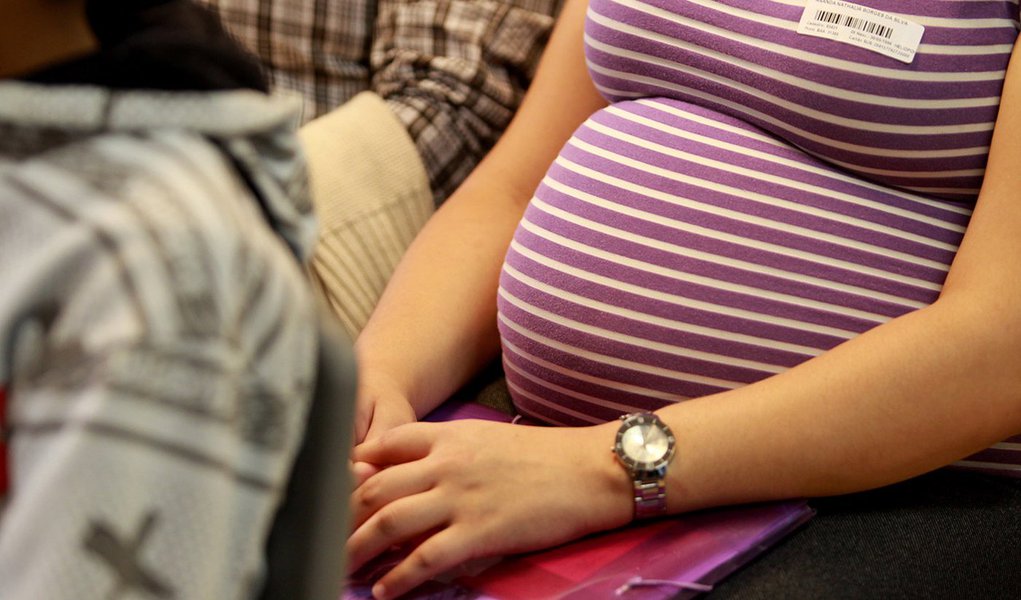 Câmara aprova prisão domiciliar para gestantes e mães Câmara aprova prisão domiciliar para gestantes e mães
