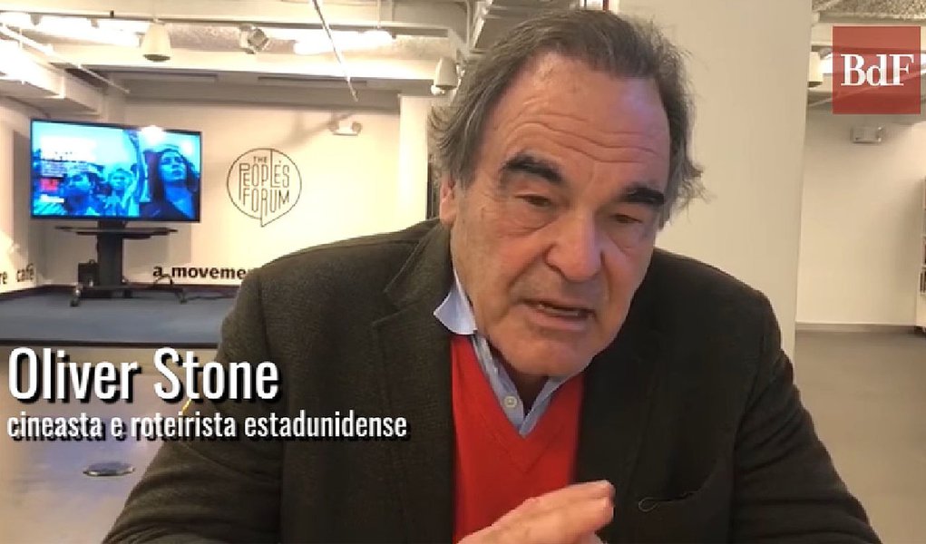 Oliver Stone manda recado aos brasileiros: resistam Oliver Stone manda recado aos brasileiros: resistam