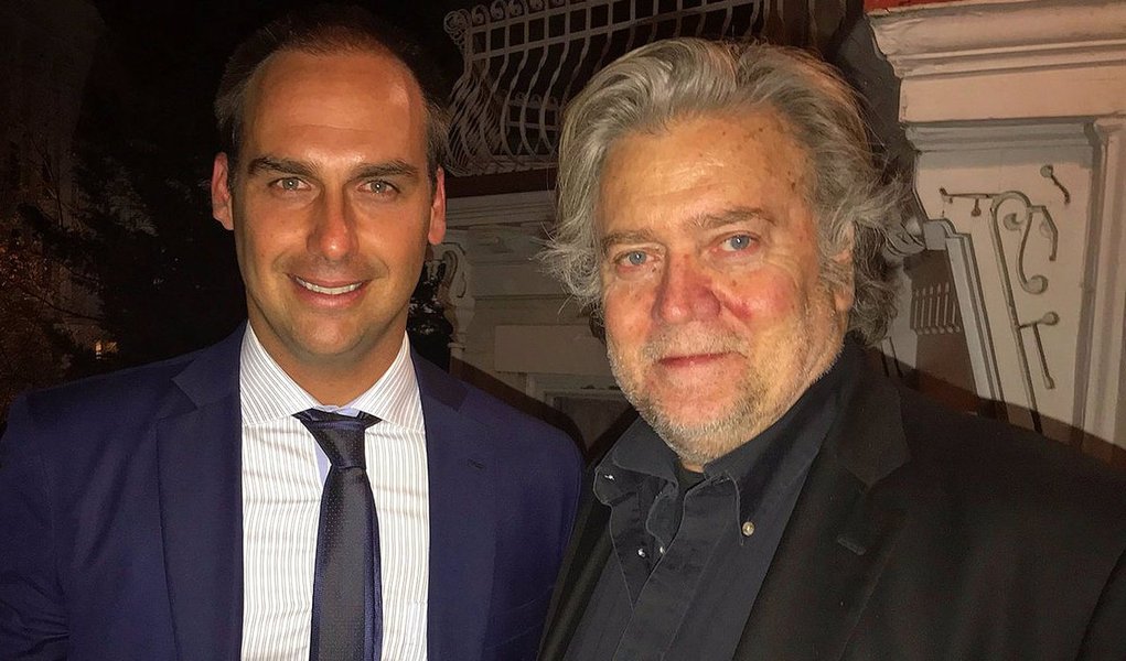 Eduardo Bolsonaro vai ao aniversário de Steve Bannon Eduardo Bolsonaro vai ao aniversário de Steve Bannon
