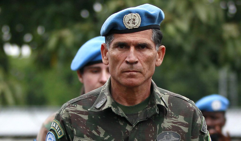 Bolsonaro demite general Santos Cruz (Foto: REUTERS/Thomas Mukoya) Bolsonaro demite general Santos Cruz