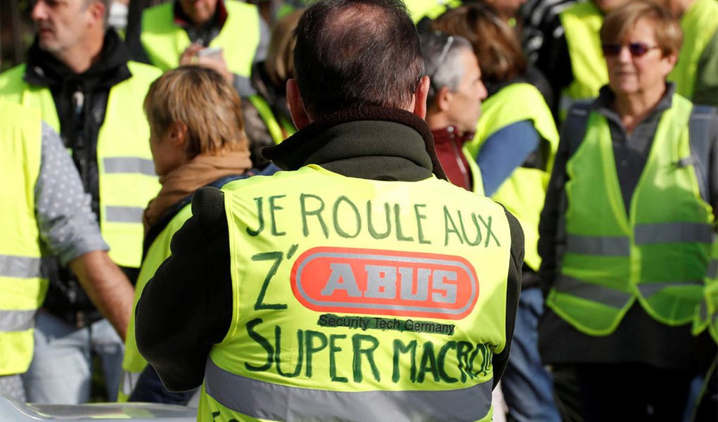 Novos protestos dos 'coletes-amarelos' elevam tensão em Paris Novos protestos dos 'coletes-amarelos' elevam tensão em Paris