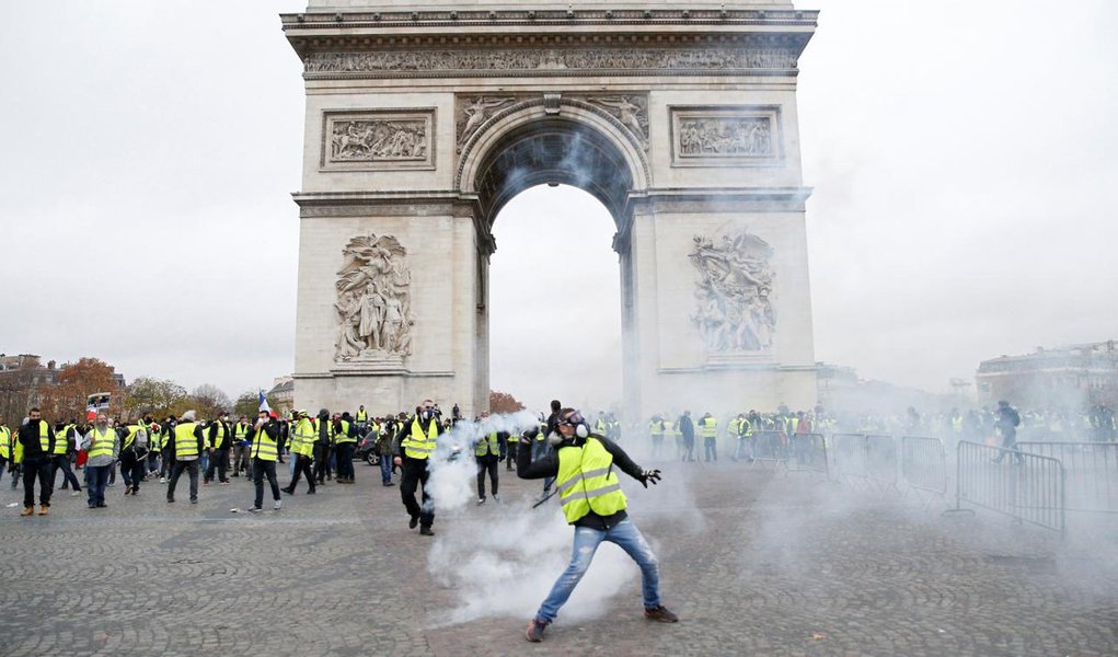 Manifestantes e policiais se enfrentam nas ruas de Paris (Foto: Reuters) Manifestantes e policiais se enfrentam nas ruas de Paris