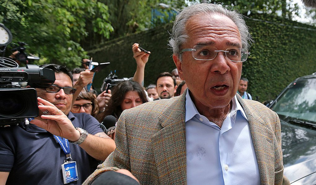 Empresários tentam evitar a facada de Guedes (Foto: REUTERS/Sergio Moraes) Empresários tentam evitar a facada de Guedes