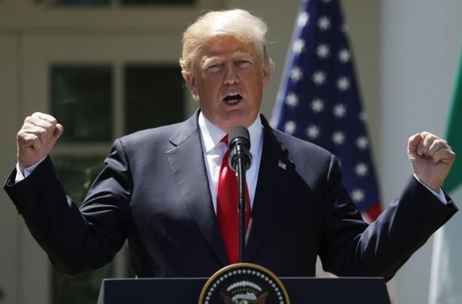 Trump ameaça fechar fronteira se México não deportar imigrantes Trump ameaça fechar fronteira se México não deportar imigrantes