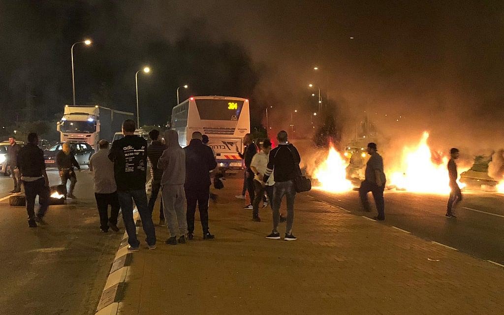 Israelenses queimam pneus pedindo o ataque final a Gaza e ministro pede demissão depois do fracasso da invasão Israelenses queimam pneus pedindo o ataque final a Gaza e ministro pede demissão depois do fracasso da invasão