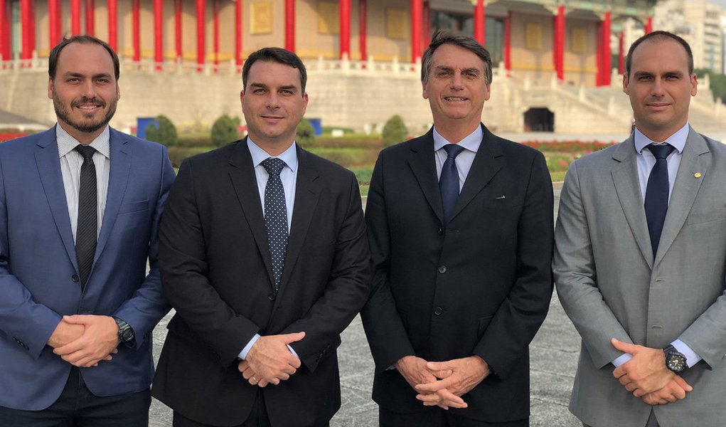 Guerra interna de comunicação abre tensão entre filhos e Bolsonaro www.brasil247.com - Guerra interna de comunicação abre tensão entre filhos e Bolsonaro