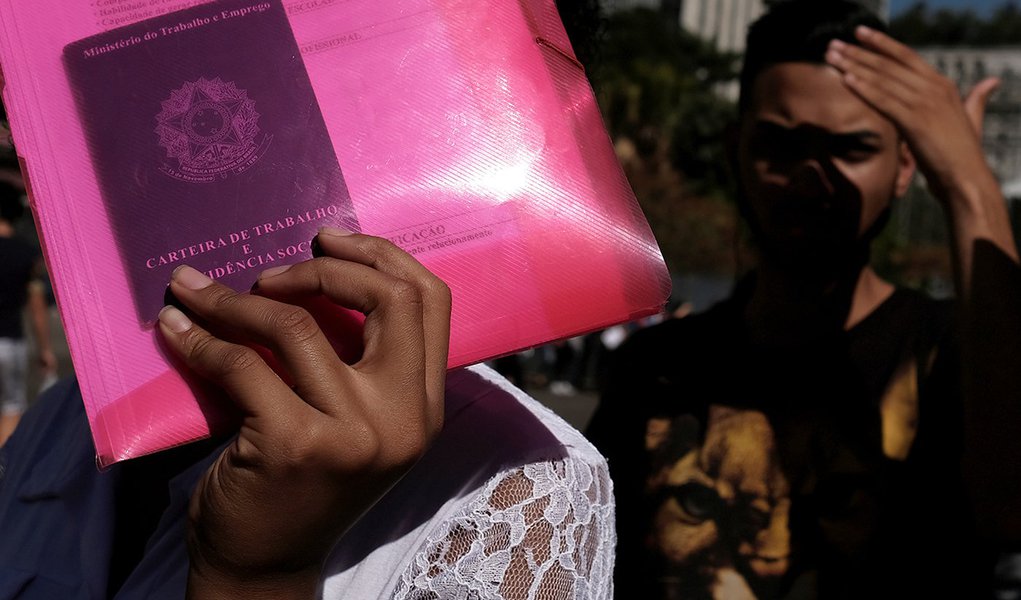 No Brasil do golpe, falta trabalho para 27,6 milhões de brasileiros (Foto: REUTERS/Nacho Doce) No Brasil do golpe, falta trabalho para 27,6 milhões de brasileiros