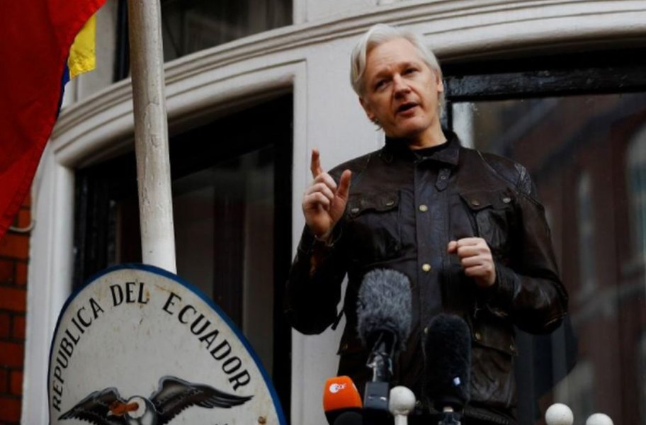 Assange adverte que Equador quer terminar asilo e entregá-lo aos EUA Assange adverte que Equador quer terminar asilo e entregá-lo aos EUA