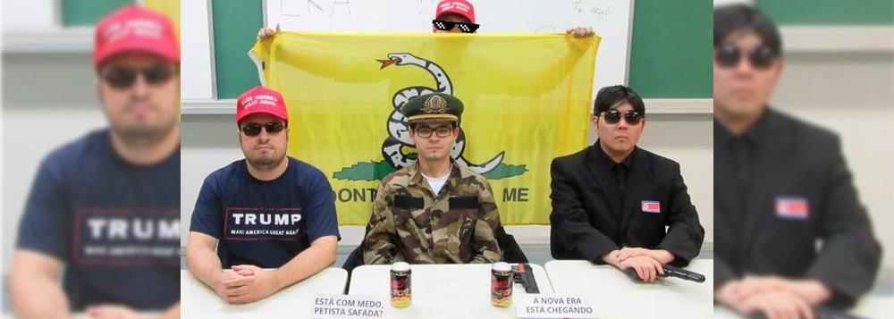 Armados e com trajes militares, bolsonaristas anunciam 'nova era' na USP Armados e com trajes militares, bolsonaristas anunciam 'nova era' na USP