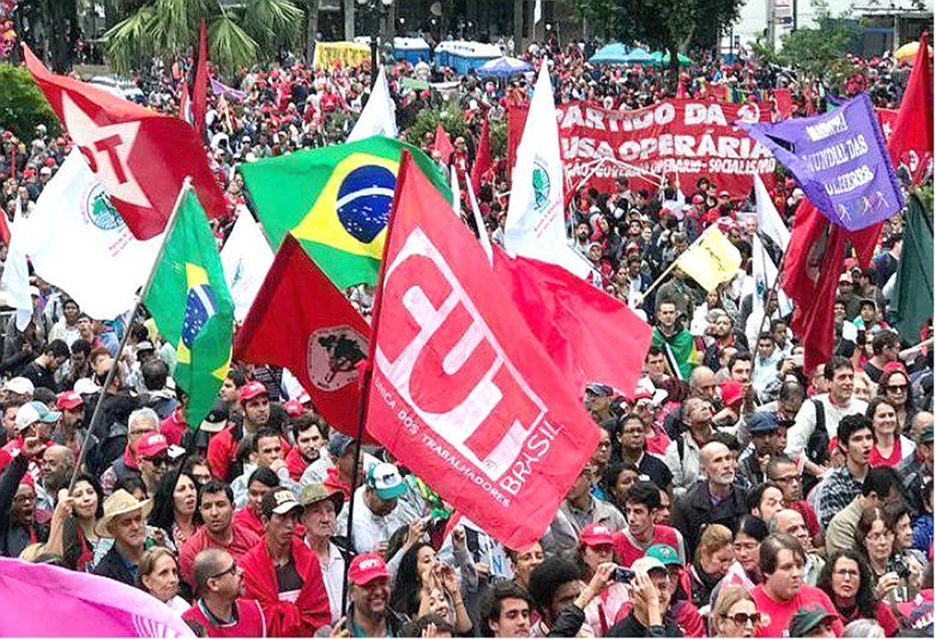 Frentes: ‘continuaremos a defender a Constituição e a tolerância’ (Foto: ROBERTO PARIZOTTI/CUT) Frentes: ‘continuaremos a defender a Constituição e a tolerância’