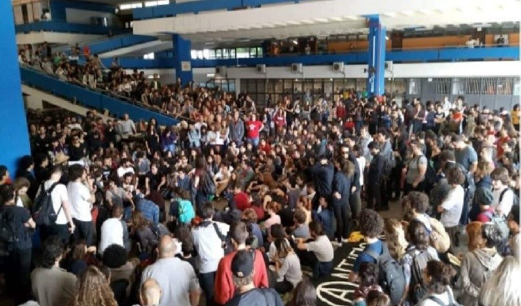 Após ameaças de bolsonaristas, antifascistas marcham na USP Após ameaças de bolsonaristas, antifascistas marcham na USP