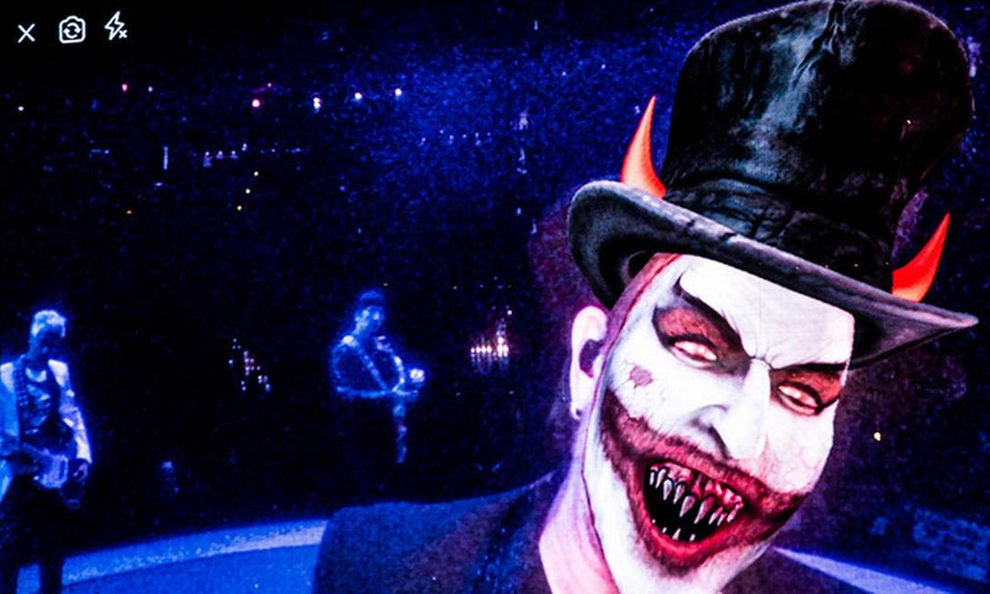 Brasil está prestes a trocar o carnaval por parada militar, diz Bono em show do U2 Brasil está prestes a trocar o carnaval por parada militar, diz Bono em show do U2
