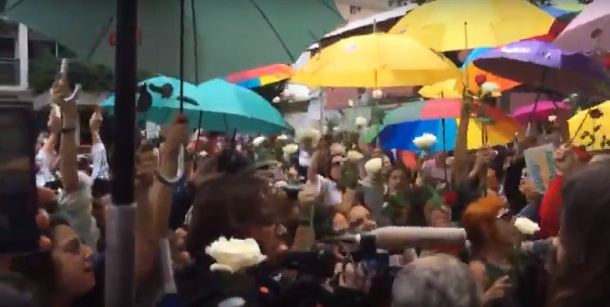 Seção onde vota Haddad tem canto de paz e esperança (Foto: Reprodução vídeo) Seção onde vota Haddad tem canto de paz e esperança