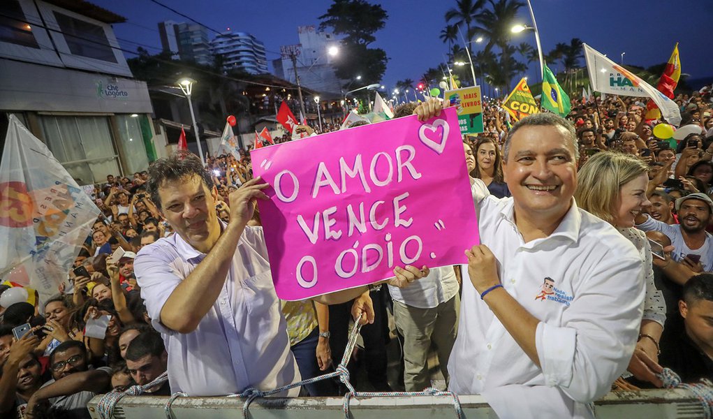 À vitória (Foto: Ricardo Stuckert) À vitória