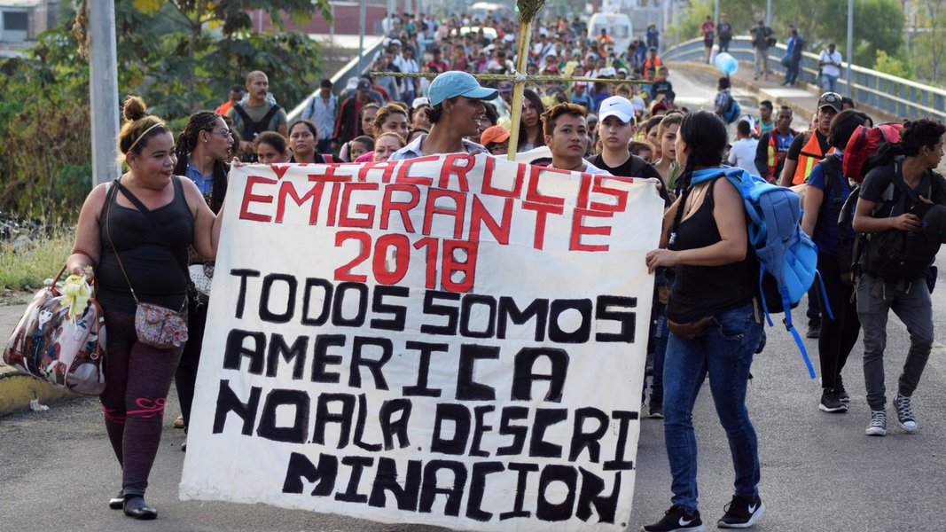 Caravana de migrantes avança no território mexicano Caravana de migrantes avança no território mexicano