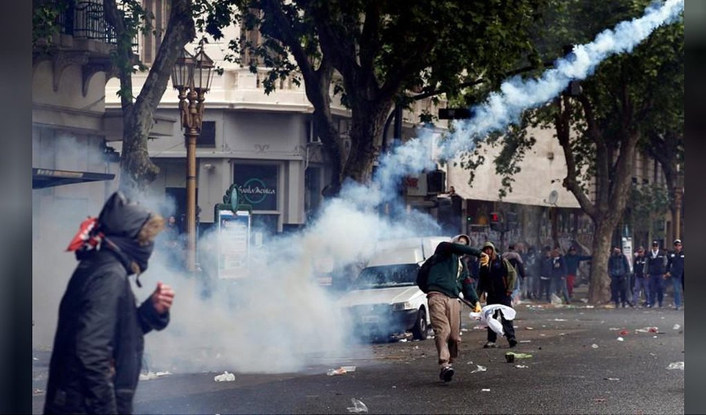 Polícia argentina dispara balas de borracha em manifestantes contrários a medidas de austeridade Polícia argentina dispara balas de borracha em manifestantes contrários a medidas de austeridade