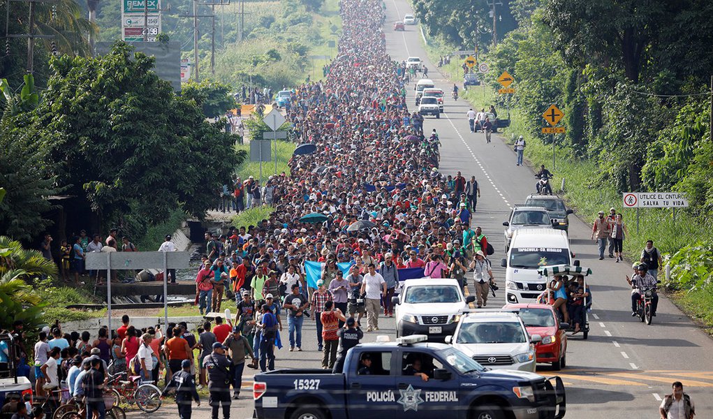 México recebe 1.699 pedidos de refúgio de imigrantes em caravana rumo aos EUA (Foto: REUTERS/Ueslei Marcelino) México recebe 1.699 pedidos de refúgio de imigrantes em caravana rumo aos EUA