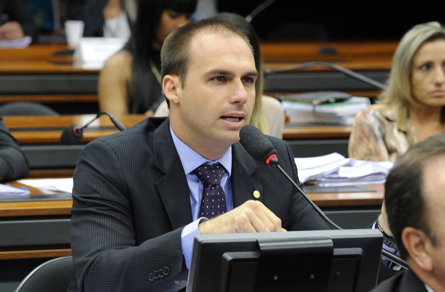 Em novo ataque, Eduardo Bolsonaro diz que 'a gente não vai se dobrar' ao STF (Foto: LUIS MACEDO) Em novo ataque, Eduardo Bolsonaro diz que 'a gente não vai se dobrar' ao STF