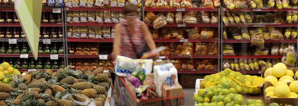 Brasileiro acredita que inflação ficará em 5,7% nos próximos 12 meses (Foto: Paulo Whitaker - Reuters) Brasileiro acredita que inflação ficará em 5,7% nos próximos 12 meses