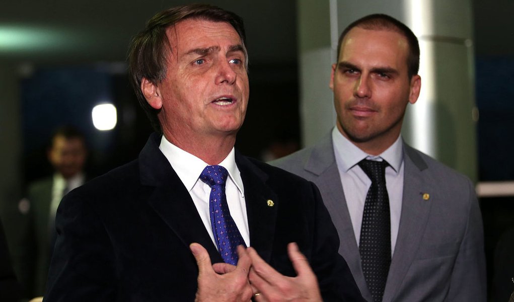 Bolsonaros podem ser enquadrados na LSN e presos Bolsonaros podem ser enquadrados na LSN e presos
