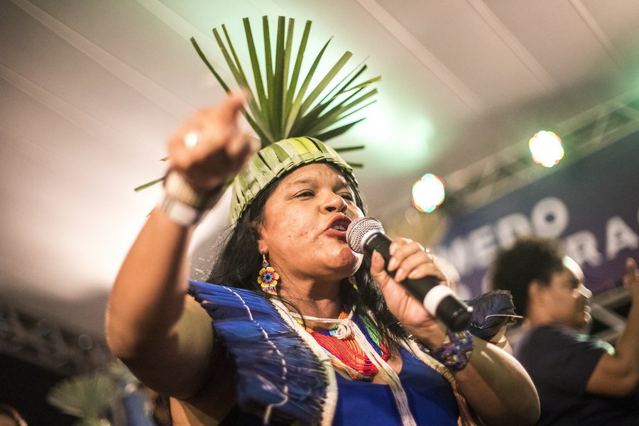 Sônia Guajajara: é ultrajante um candidato apoiar diferença salarial entre homens e mulheres (Foto: Mídia Ninja) Sônia Guajajara: é ultrajante um candidato apoiar diferença salarial entre homens e mulheres