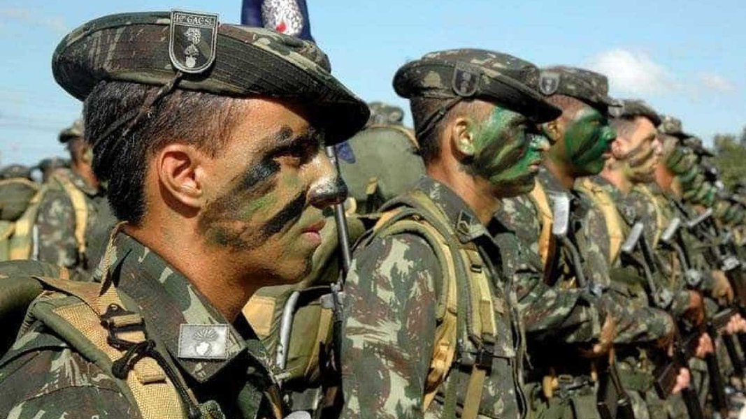 Trump quer intervenção do exército para enfrentar imigrantes na fronteira com México Trump quer intervenção do exército para enfrentar imigrantes na fronteira com México