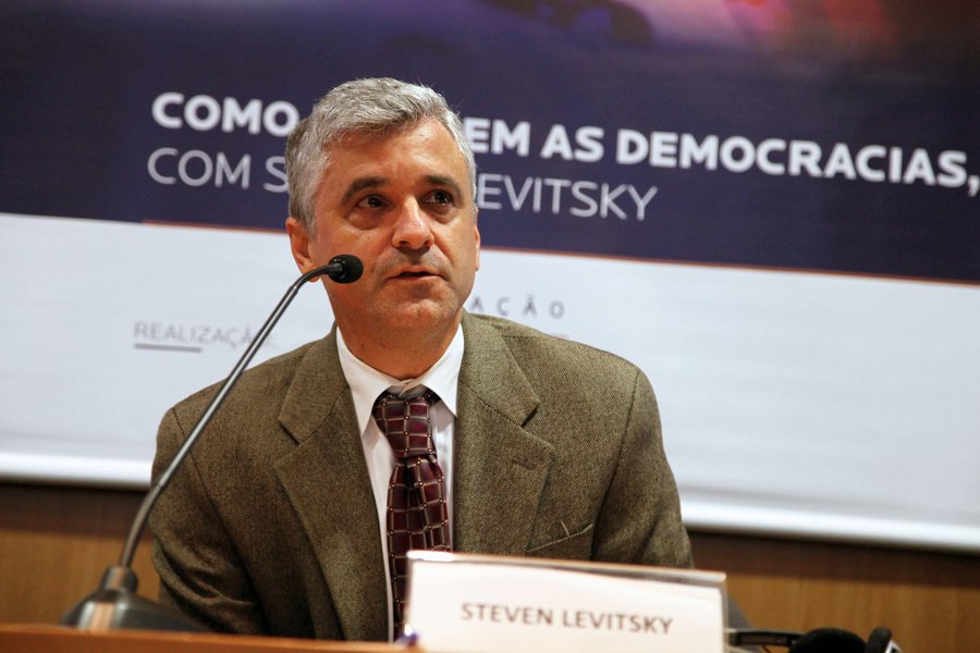 Bolsonaro pode acabar com a democracia, diz professor de Harvard Bolsonaro pode acabar com a democracia, diz professor de Harvard