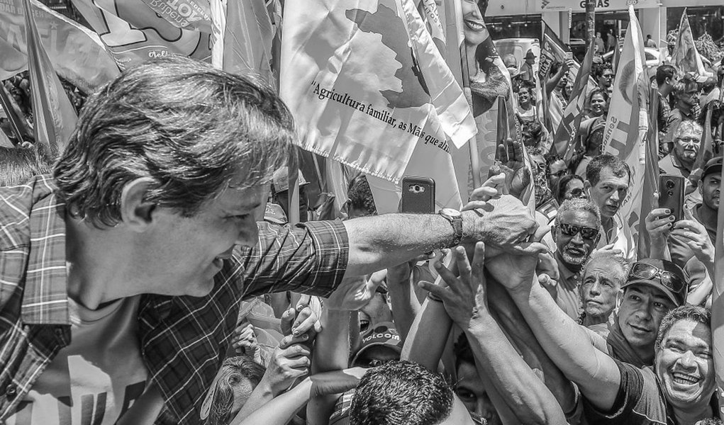 Vox/247: entre as mulheres, Haddad empata com Bolsonaro Vox/247: entre as mulheres, Haddad empata com Bolsonaro