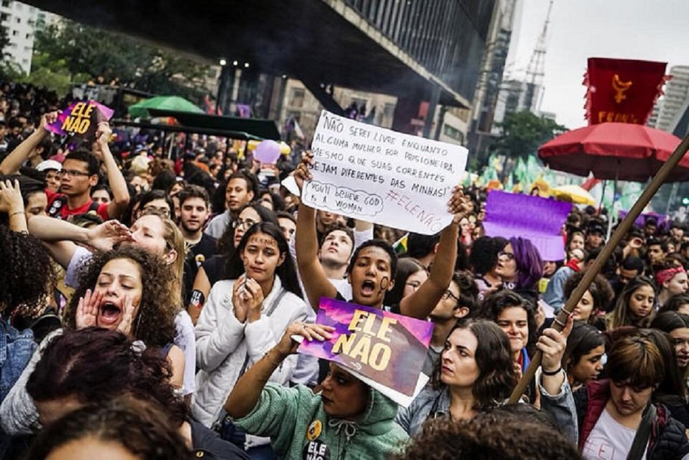 Mulheres voltaram às ruas contra Bolsonaro um dia antes da eleição Mulheres voltaram às ruas contra Bolsonaro um dia antes da eleição