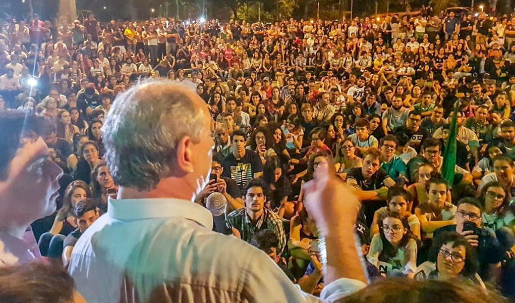 'Não posso deixar o Brasil cair na mão do fascismo', diz Ciro 'Não posso deixar o Brasil cair na mão do fascismo', diz Ciro