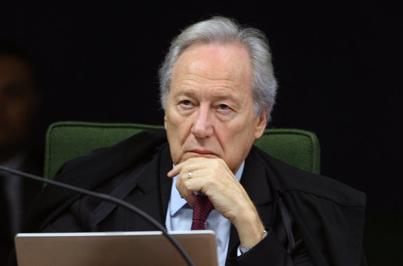 Fiel à lei, fiel ao País Fiel à lei, fiel ao País