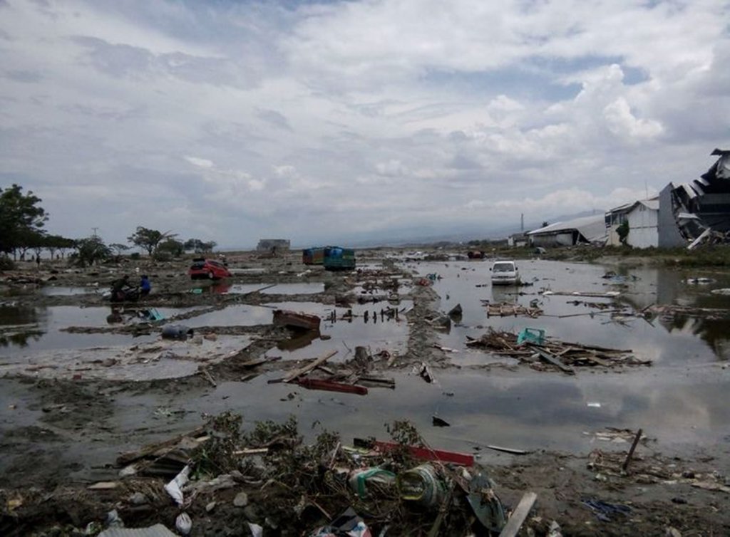 Sobe para 1.571 o número de mortos pelo terremoto e tsunami na Indonésia (Foto: Stringer/Reuters) Sobe para 1.571 o número de mortos pelo terremoto e tsunami na Indonésia