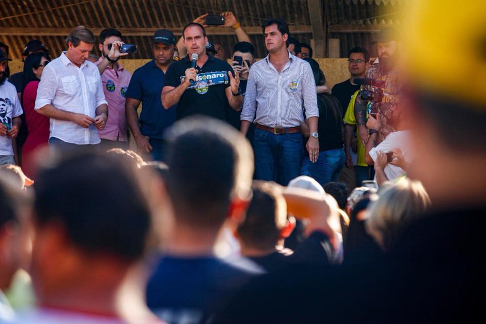 Em campanha, filho de Bolsonaro aluga o carro para ele mesmo (Foto: Reprodução/Facebook) Em campanha, filho de Bolsonaro aluga o carro para ele mesmo