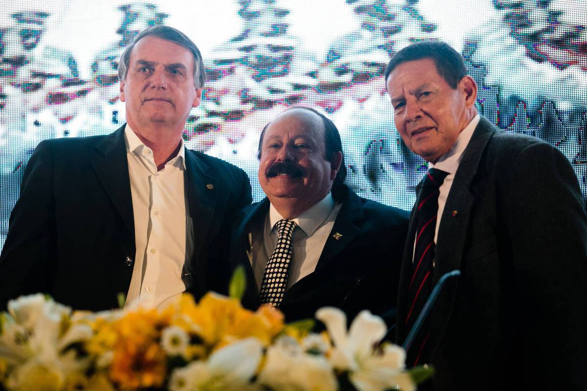 Mourão quer Levy Fidelix presidindo a Câmara (Foto: Reprodução/Facebook) Mourão quer Levy Fidelix presidindo a Câmara