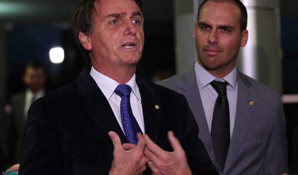 Bolsonaro e filho votaram contra lei que protege deficientes (Foto: Fábio Rodrigues Pozzebom/ABr) Bolsonaro e filho votaram contra lei que protege deficientes